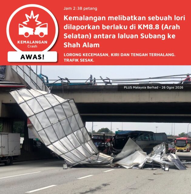 Papan tanda iklan terjatuh dari jejambat antara Subang-Shah Alam di NKVE akibat kemalangan membabitkan lori