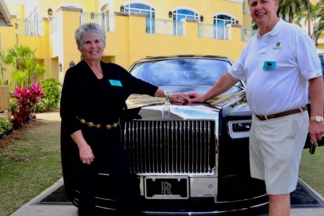 意大利那不勒斯冬季红酒节慈善拍卖,八代 Rolls Royce Phantom 觅得全球首位车主,美国夫妇以304万买下心头好