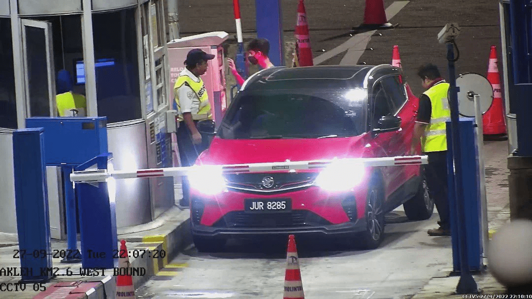 Proton X50 于 AKLEH 大道收费站逃费被逮即场还清欠款