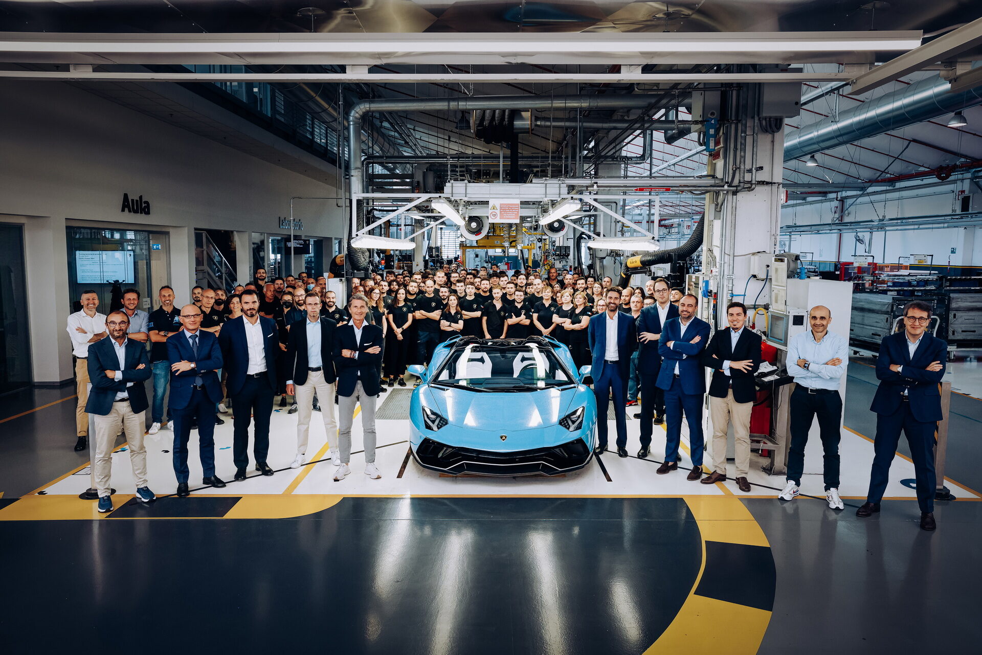 V12 时代终结!最后一台 Lamborghini Aventador 下线