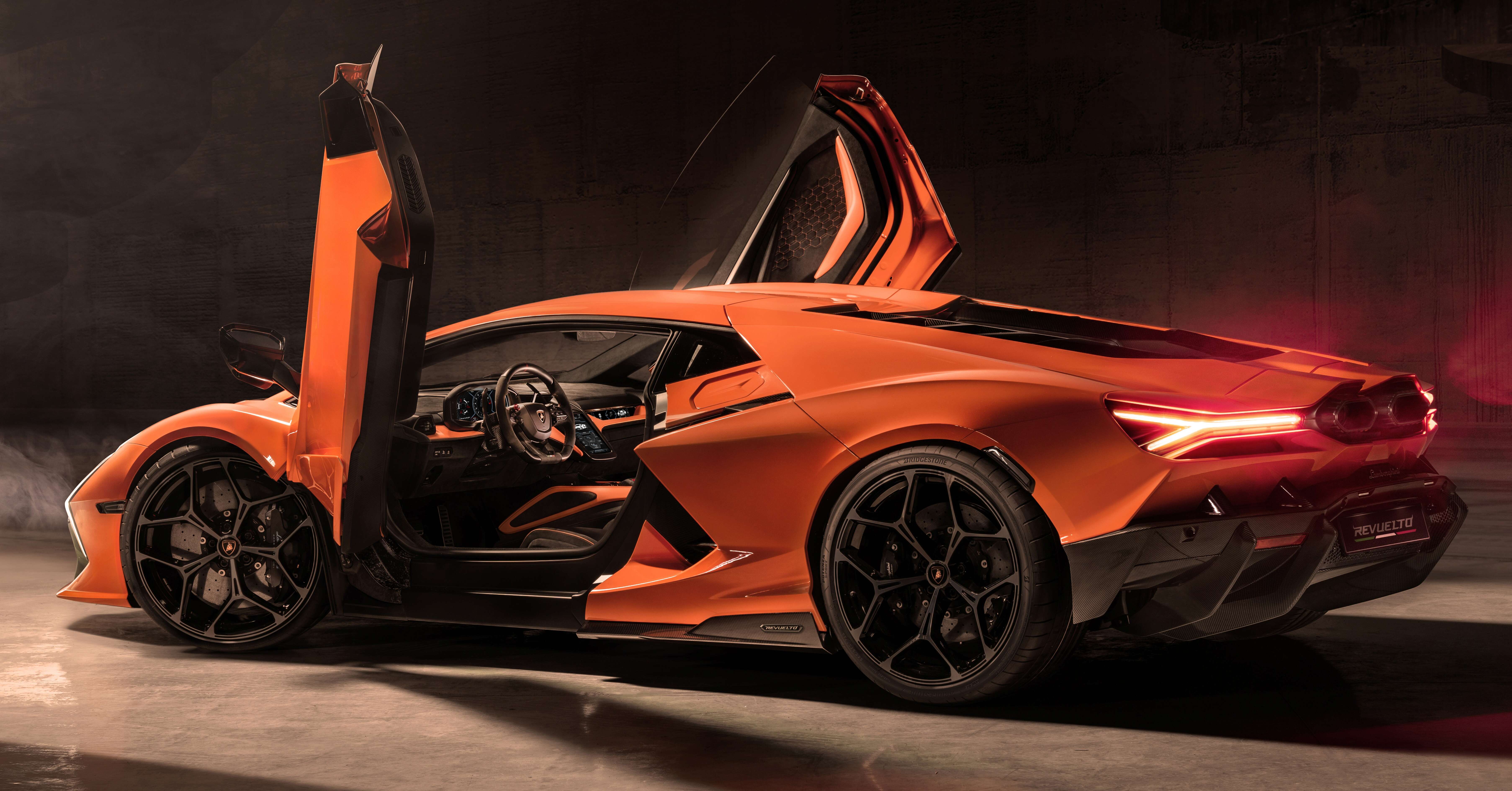 全新旗舰超跑,Lamborghini Revuelto 正式登场!搭V12+三电动马达新插混系统,最大输出达1,015匹马力