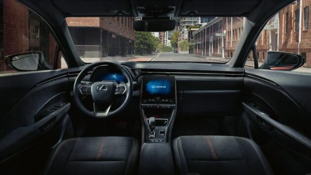 Lexus LBX 系列全球首发, 品牌全新入门级SUV, 搭载1.5L三缸NA Hybrid油电系统, 9.2秒破百, 年尾欧日率先开卖