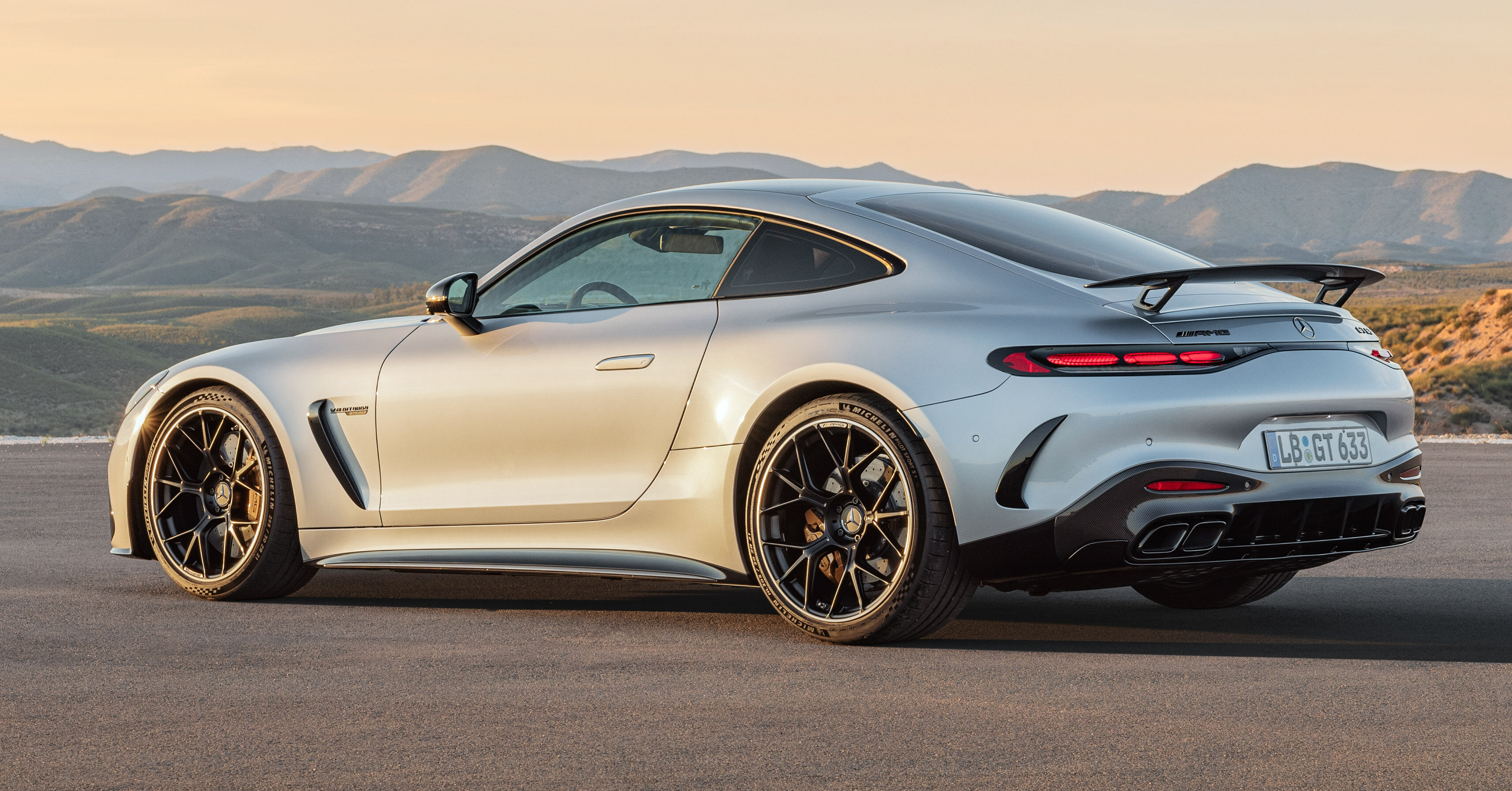 全新二代 Mercedes-AMG GT 登场!提供2+2座椅布局版本,搭4.0L V8双涡轮增压引擎,最大输出585 PS/800 Nm