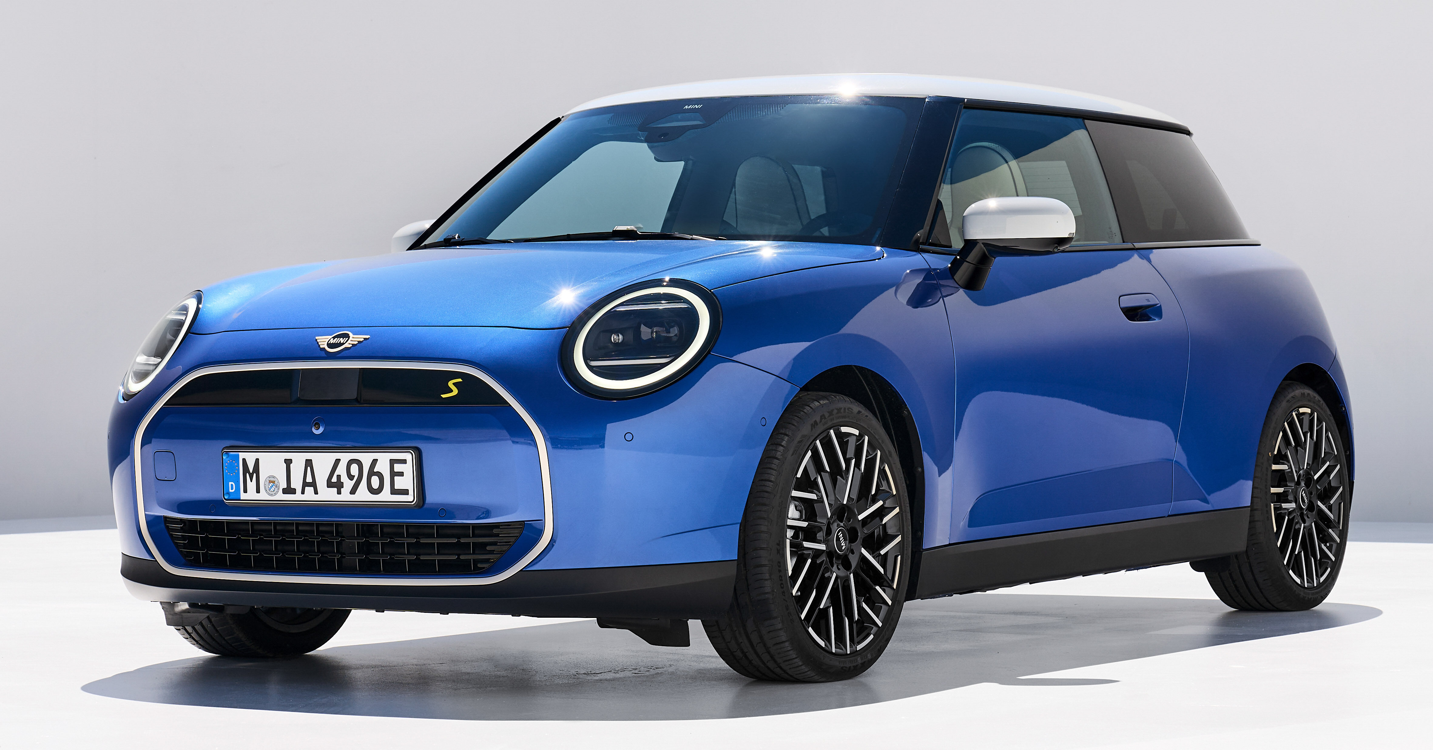 全新第五代 MINI Cooper 首发登场!提供 E,SE 两种纯电动版本;最大输出功率达218 PS马力,402公里续航里程