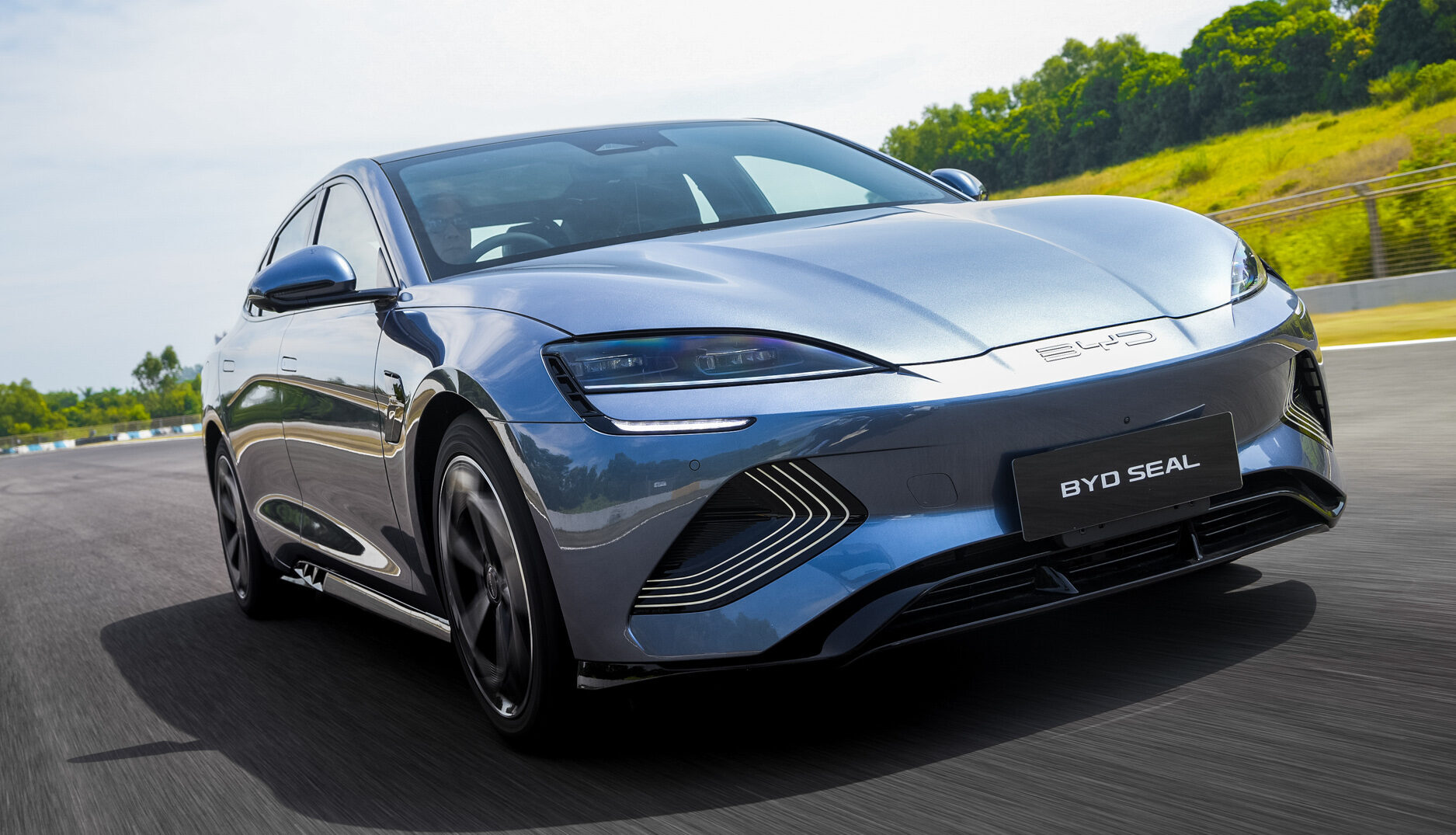 击败 G60 BMW 5 系列、比亚迪海豹等强敌，Renault Scenic E-Tech 纯电SUV夺得2024年度欧洲风云车殊荣