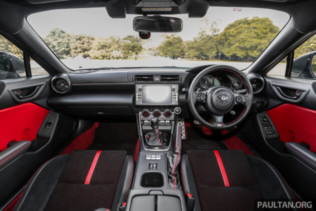 新车试驾: Toyota GR 86 2.4 AT, 驾驶乐趣在线且兼顾舒适