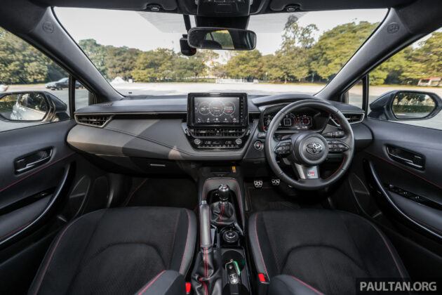 新车实拍: Toyota GR Corolla, 手排掀背钢炮, 售价35.5万