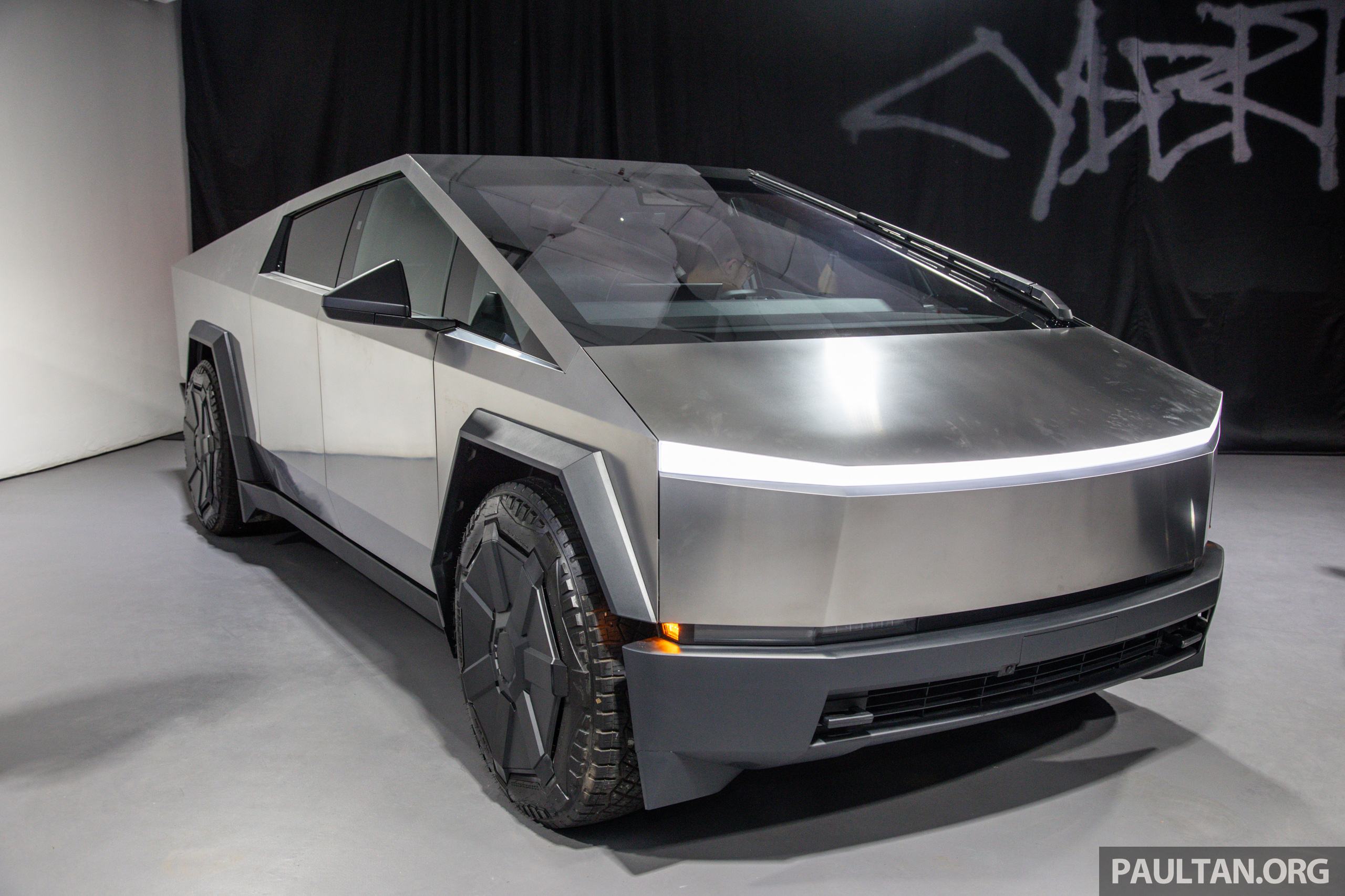 热度退减？传 Tesla Cybertruck 滞销在二手车市堆积如山