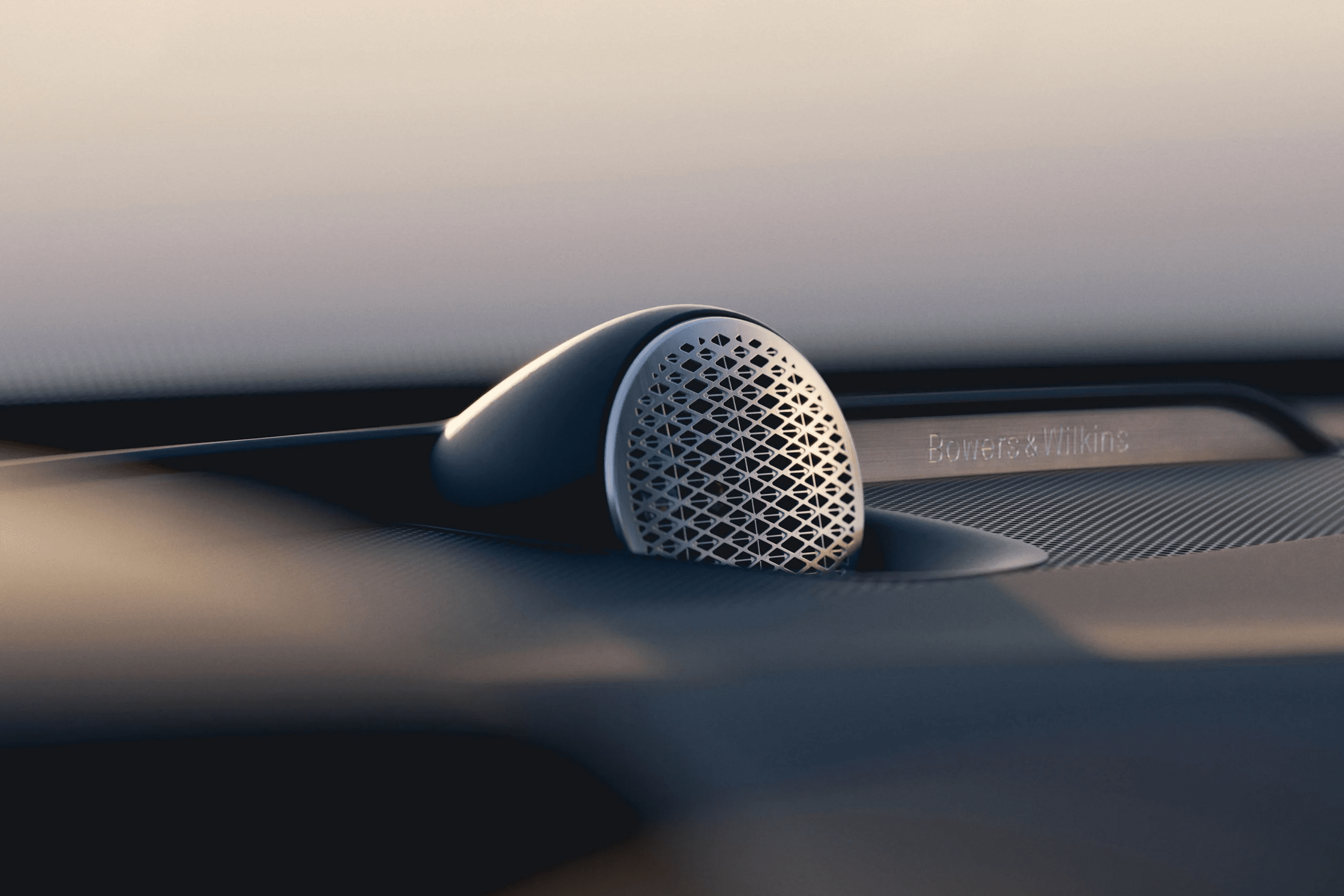 2025 Volvo XC90 小改款首发登场!继续搭载2.0升T8插混系统,最大输出功率达455 PS马力,70公里纯电续航里程