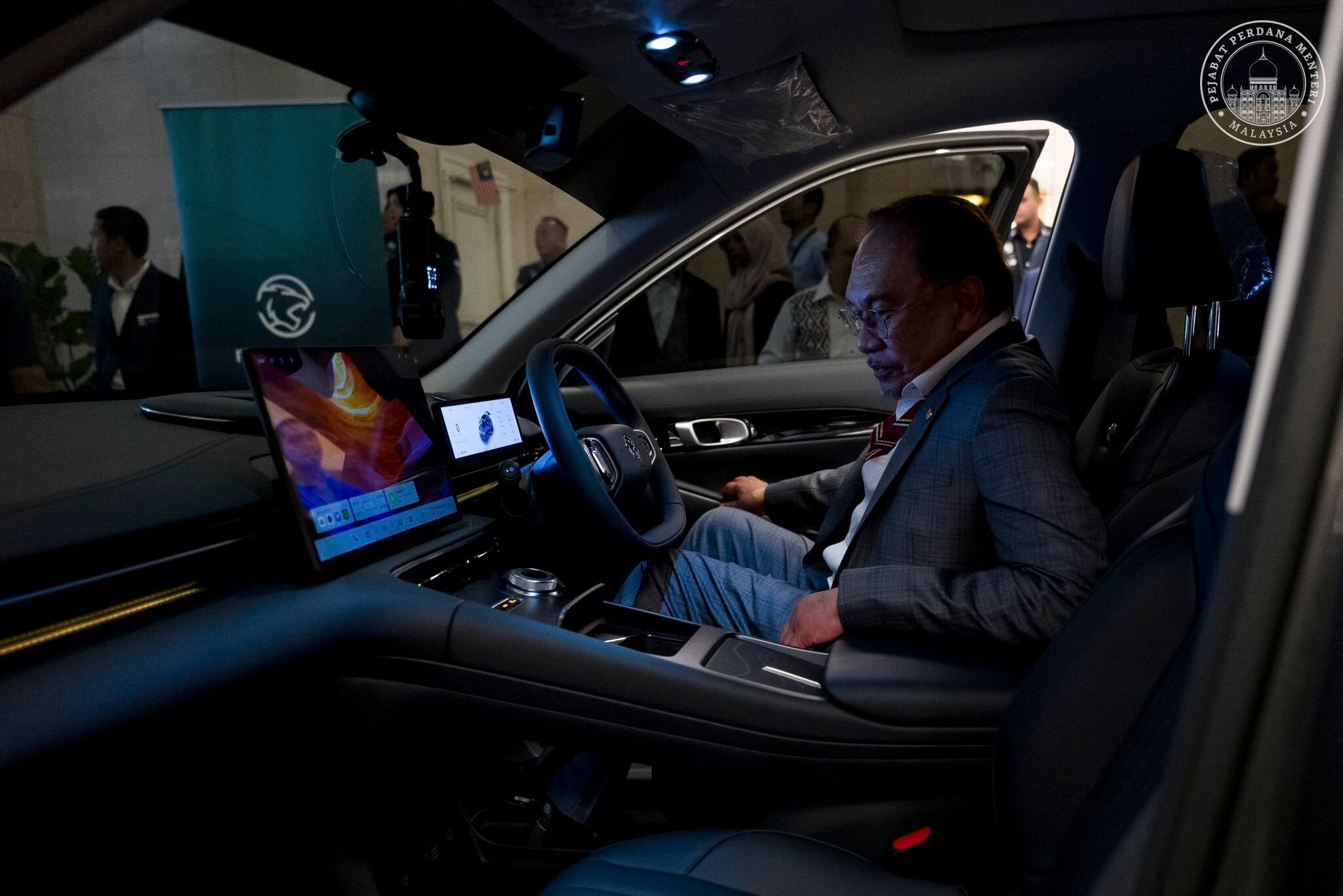 首相安华亲身试驾 Proton eMas 7,盛赞其为大马人的骄傲