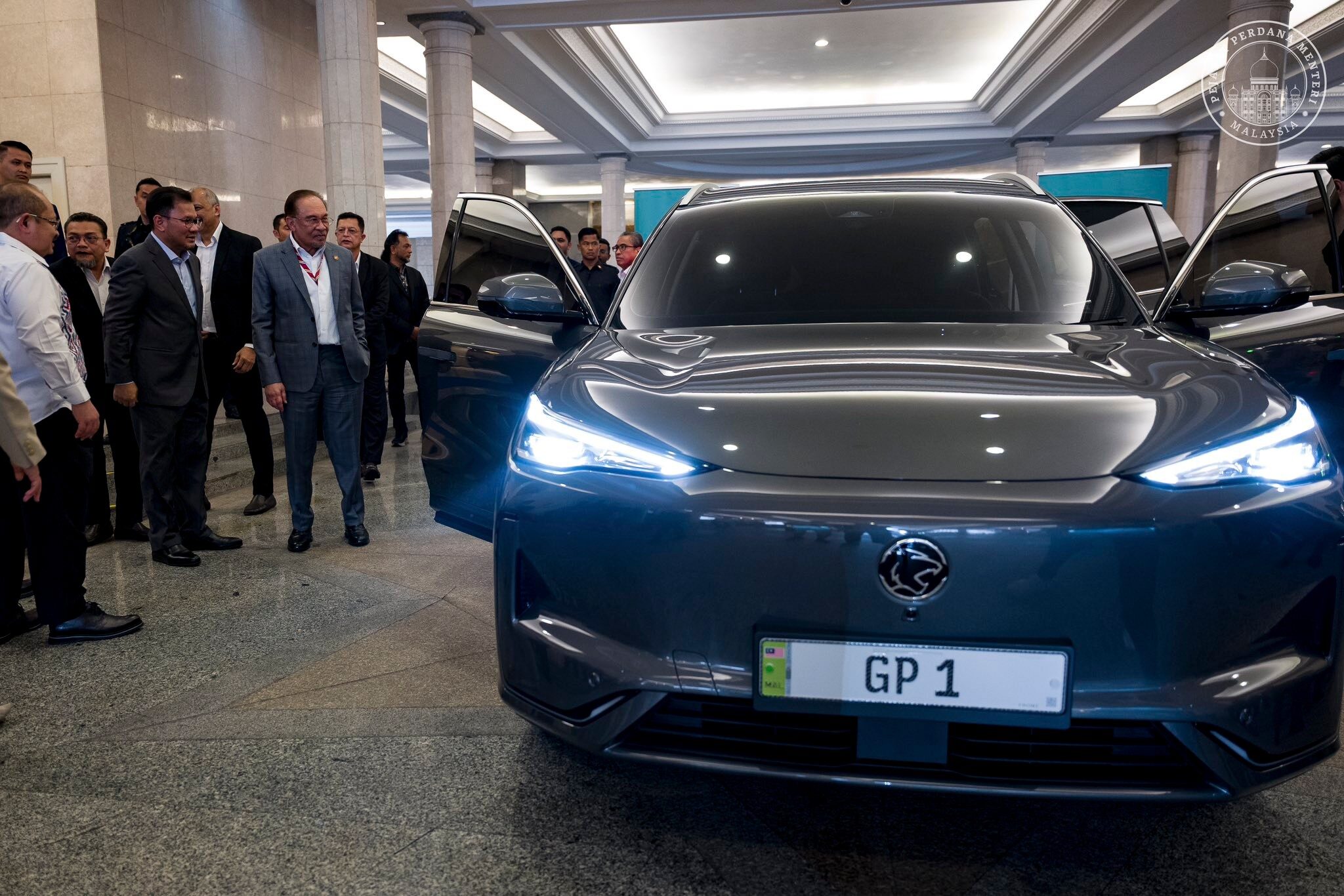 首相安华亲身试驾 Proton eMas 7,盛赞其为大马人的骄傲