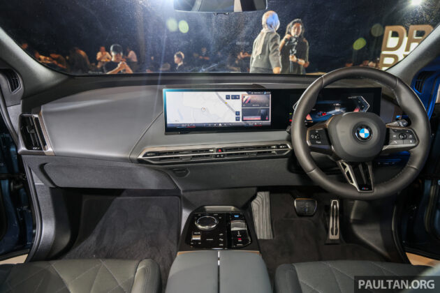 2025 BMW iX 小改款登陆大马, 提供 xDrive45 Sport 与 xDrive60 M Sport Pro, 续航里程达701公里, 售RM426k起
