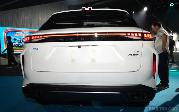 2025 Omoda C9 PHEV 本地公开亮相, 搭载1.5T油电系统, 可纯电行驶150公里, 综合续航达1,100公里, 预估价22万