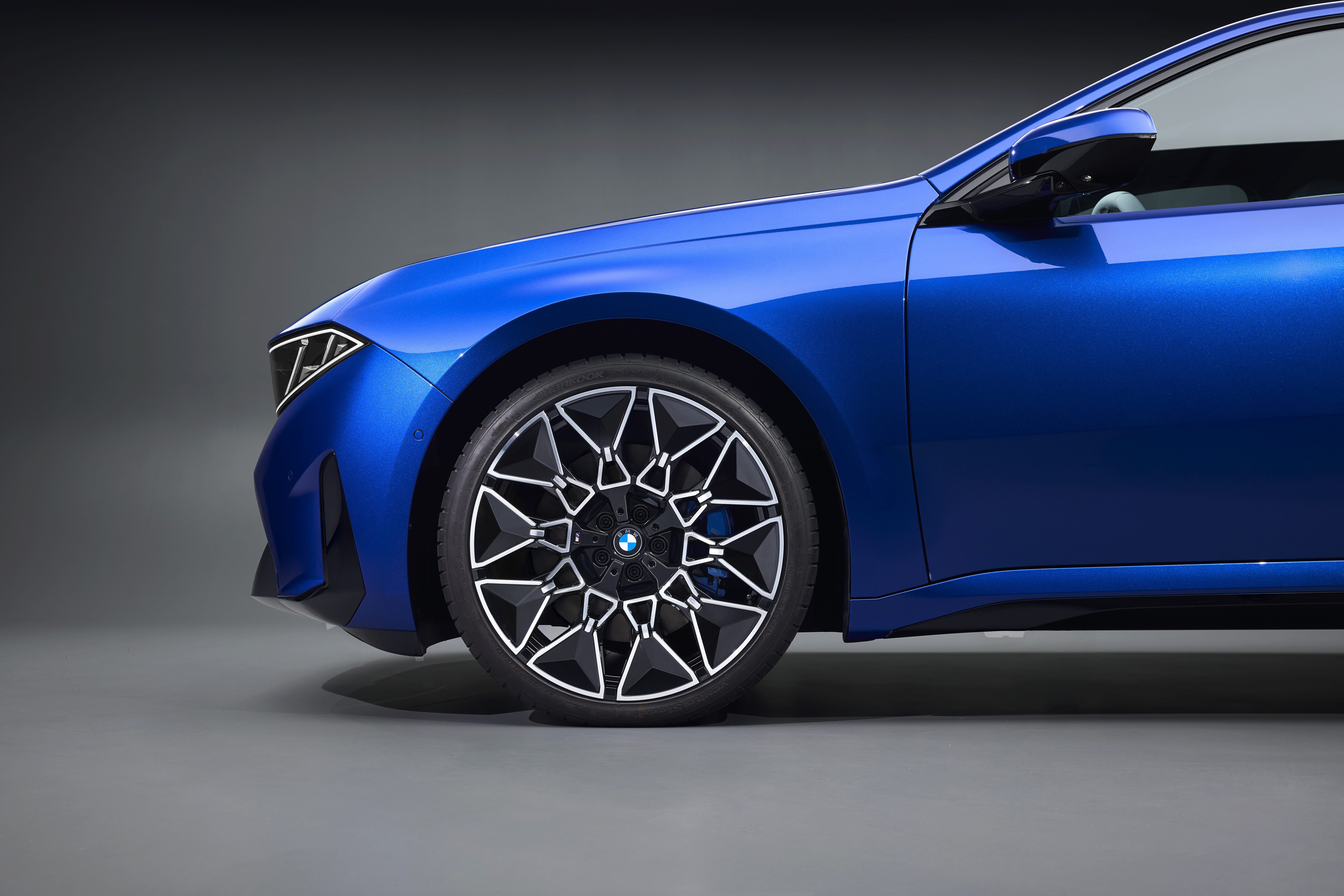 全新纯电3系,2026 BMW i3 全球首发!WLTP续航达900公里、支持400 kW DC快充、最大输出功率469PS/645Nm