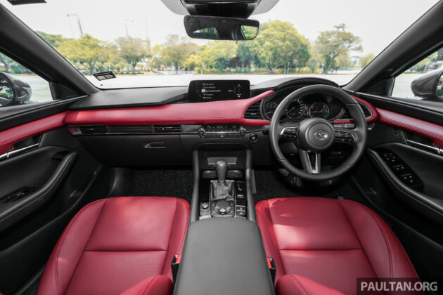 2026 Mazda 3 1.5L High Plus 新车实拍, 同时有五门掀背与四门版本, 搭载1.5L引擎但配备与2.0L车型看齐, 售价RM120,620