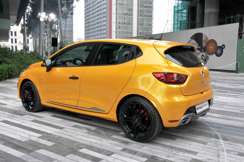 Renault Clio RS 200 EDC makes its Asian debut in KL, presented by the Williams Formula One racing drivers 162849