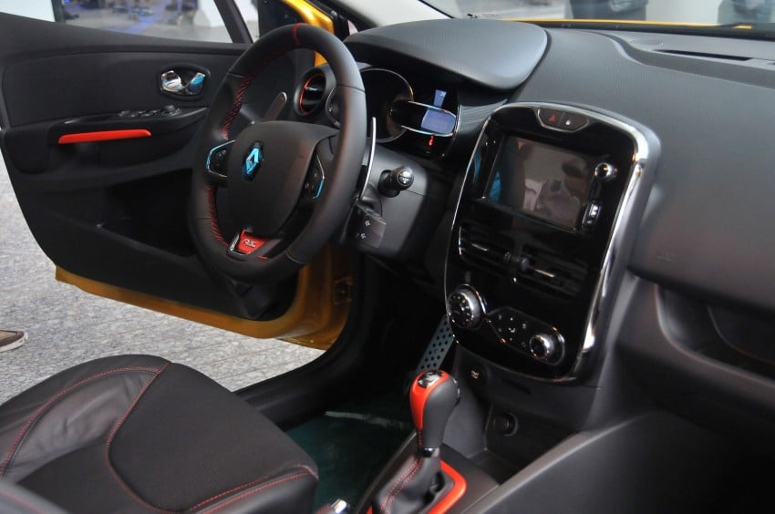 Renault Clio RS 200 EDC makes its Asian debut in KL, presented by the Williams Formula One racing drivers 162869