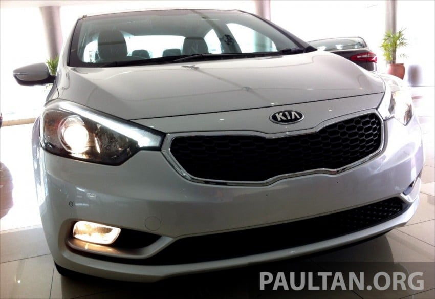 GALLERY: Kia Cerato at the showroom with brochure 184348