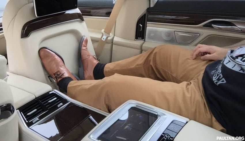 Battle of the lounge seats: W222 Mercedes-Benz S-Class and G11 BMW 7-Series rear seats compared 376563