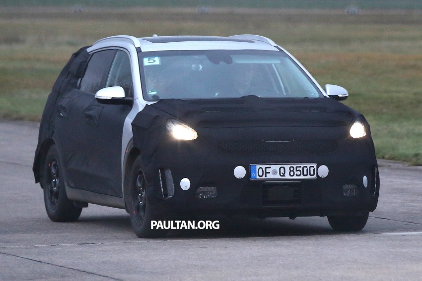 SPIED: Kia Niro shows its strength, pulls its sibling 414230