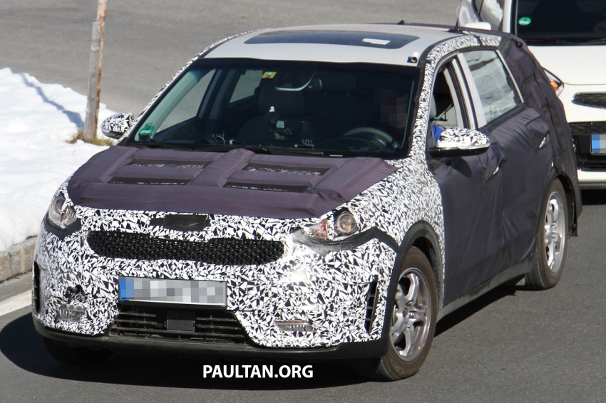 SPIED: Kia Niro shows its strength, pulls its sibling 390931