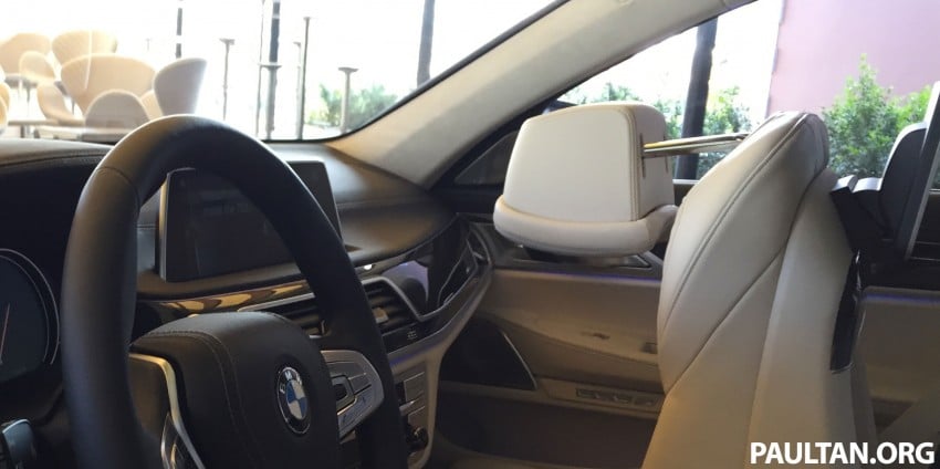 Battle of the lounge seats: W222 Mercedes-Benz S-Class and G11 BMW 7-Series rear seats compared 386529