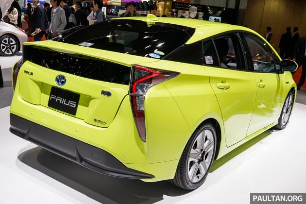 Toyota Prius E-Four 11