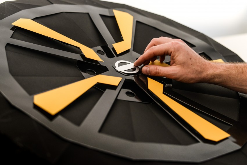 Nissan Juke turns five, celebrates with origami replica 403605