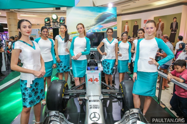 petronasf1gridgirlsuniform-2