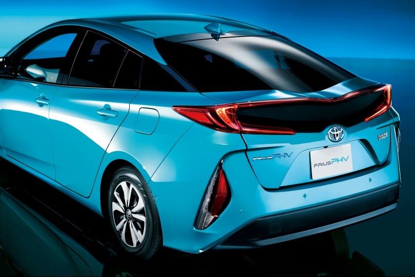 Toyota Prius PHV debuts in Japan – 68.2 km EV range 616981