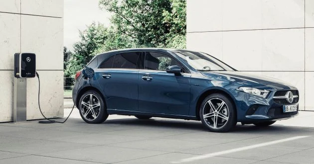W177 Mercedes-Benz A250e plug-in hybrid debuts – joined by A250e Sedan and B250e; 70-77 km EV range