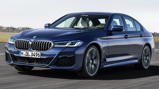 BMW 5 Series G60 vs G30 – the new, larger sedan vs the previous generation – which design do you prefer?
