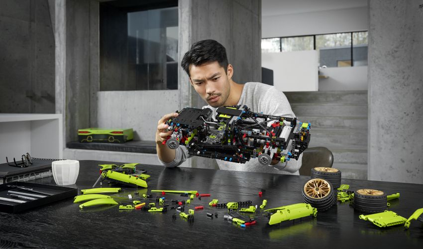 Lego Technic Lamborghini Sián FKP 37 – 3,696 pieces, moving V12, 8-speed gearbox and AWD, RM1,599.90 1123405