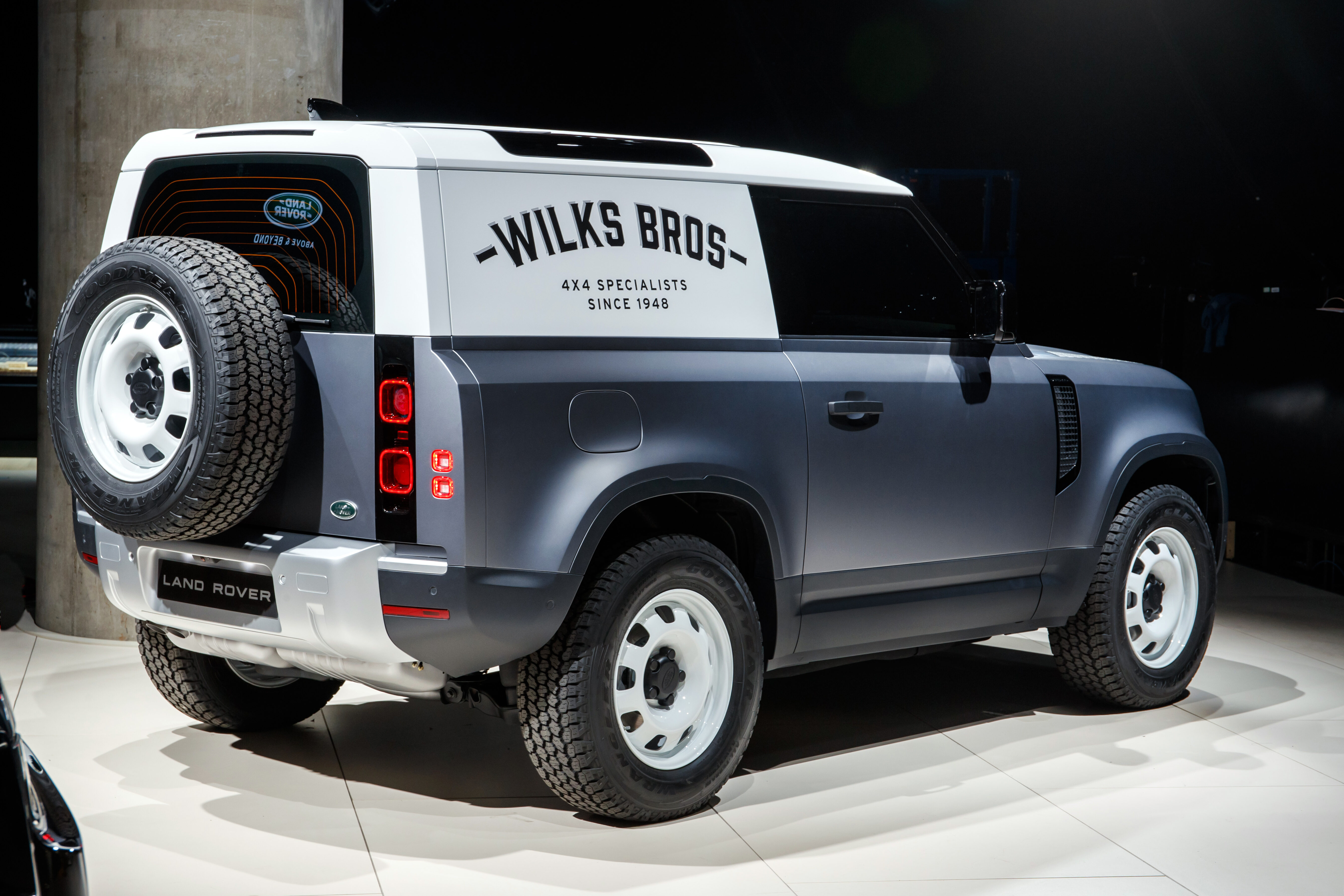 Land Rover Defender versi komersil kini kembali – model Hard Top dalam pilihan Defender 90 dan 110