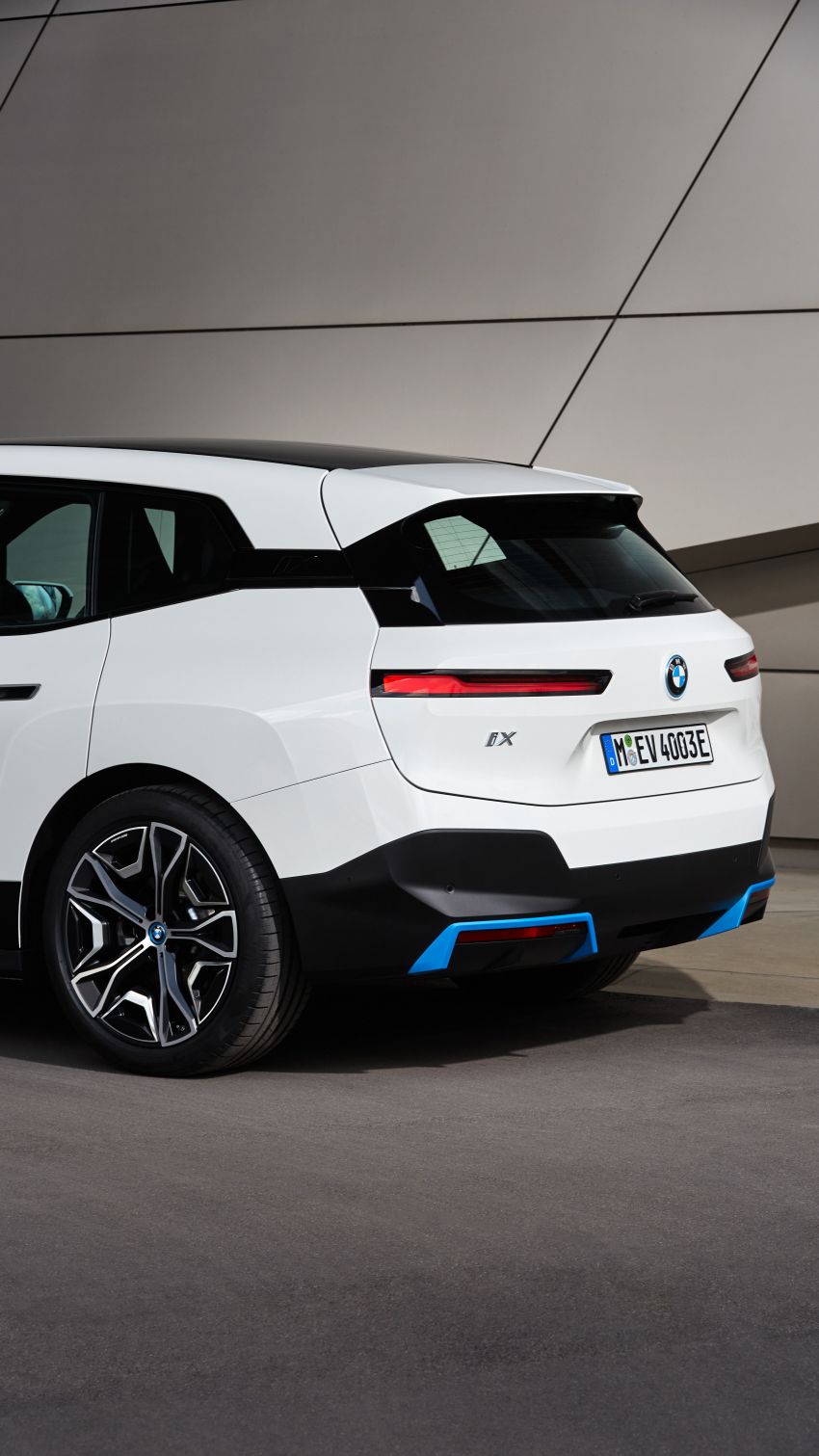 BMW iX fully detailed – power, range bumped slightly to up to 523 PS, 630 km; new M60 with over 600 PS 1301818