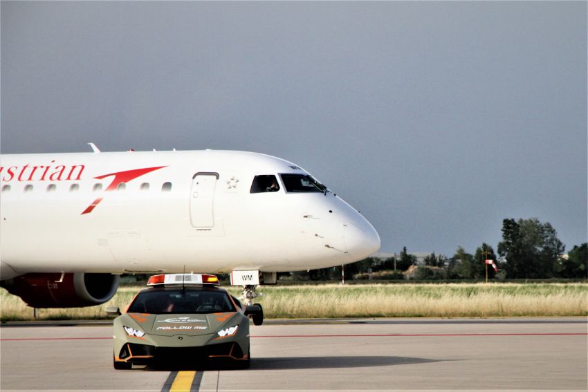 Lamborghini Huracán Evo renewed as follow-me car for Bologna Airport – deal extended for seventh time 1312366