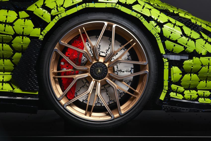 Lego Technic Lamborghini Sián FKP 37 goes full-sized – over 400,000 parts, 2,200 kg, 8,660 hours to complete 1304315