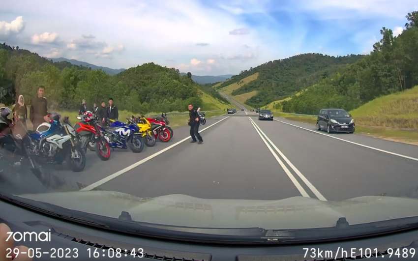 Biker standing on the road in Jalan Temiang-Pantai reacts violently to a motorist honking at him 1461514