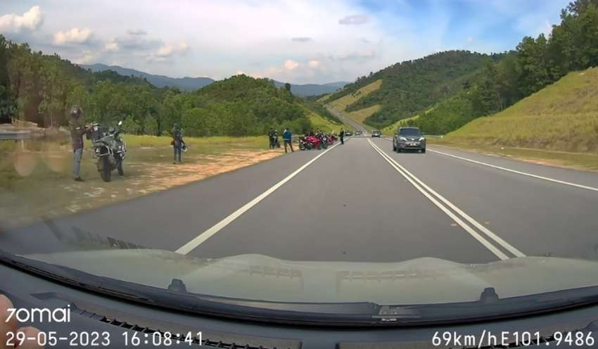 Biker standing on the road in Jalan Temiang-Pantai reacts violently to a motorist honking at him 1461513