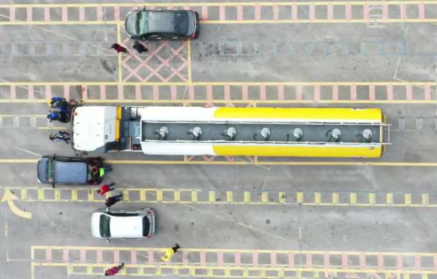 Pak Cik Shell shows why you shouldn’t be in a fuel tanker truck’s blind spots – the driver cannot see you