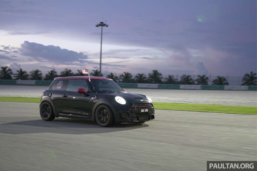 MINI owners enter Malaysia Book of Records for the ‘Largest MINI Cooper parade with the Jalur Gemilang’ 1506576