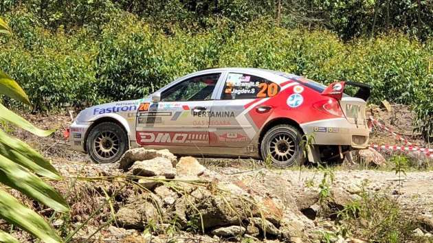 Danau Toba Rally 2022 – perjuangan Karamjit Singh berakhir di SS2, tapi masih catat masa kompetitif