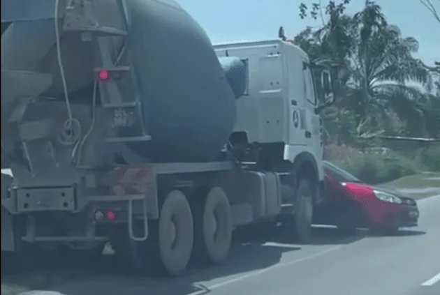 Saga gets into blind spot of cement lorry as they both turn, gets dragged – make sure you’re in trucks’ view