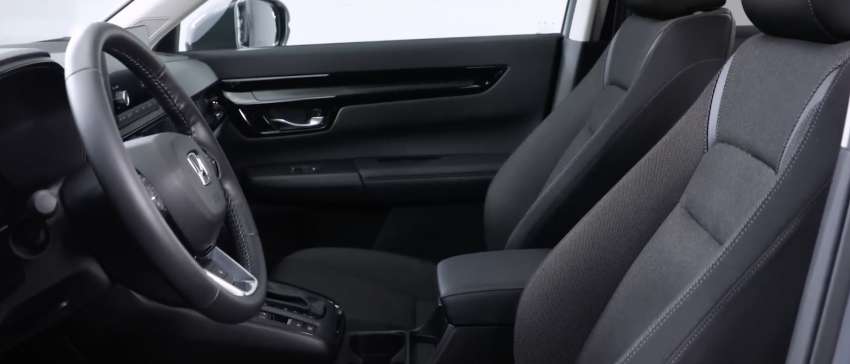 2023 Honda CR-V given a video walk-around tour 1510526