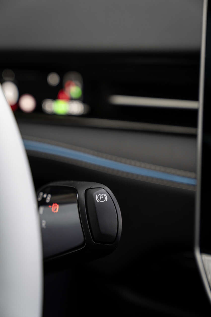 Volkswagen ID.7 debuts with trippy camo at CES – EV sedan with 700 km of range; launch in Q2 this year 1599734