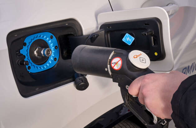 VIDEO: How is a hydrogen fuel cell car refuelled?