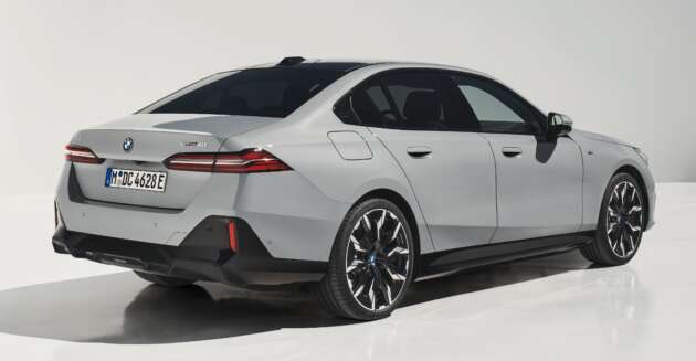 BMW 5 Series G60 vs G30 – the new, larger sedan vs the previous generation – which design do you prefer?