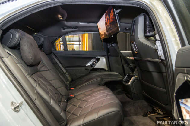 EVx 2023: BMW i7 xDrive60 on display at SCCC – 625 km EV range, 544 PS, 31.3-inch rear theatre screen