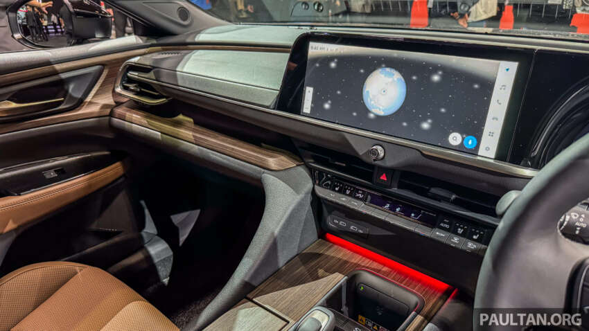 Toyota Crown Sedan FCEV – larger, luxury version of hydrogen-powered Mirai; Japan launch in November 1686555