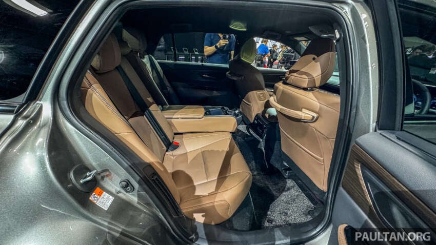 Toyota Crown Sedan FCEV – larger, luxury version of hydrogen-powered Mirai; Japan launch in November 1686558